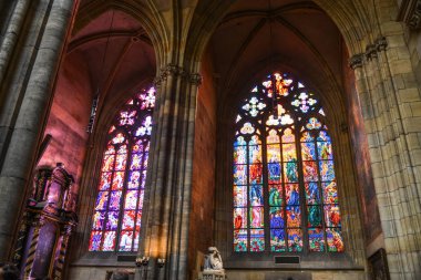 Prag, Çek - 26 Ekim 2018. St. Vitus Katedrali Prag Kalesi, renkli vitray pencereler. En büyük ve en önemli tapınağın çek Katedral olduğunu.
