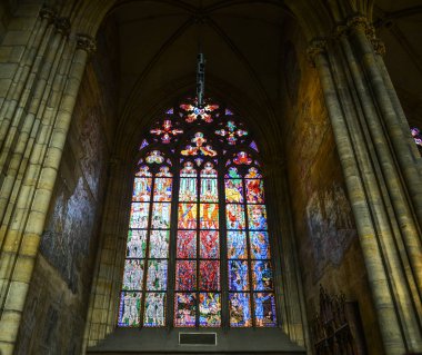 Prag, Çek - 26 Ekim 2018. St. Vitus Katedrali Prag Kalesi, renkli vitray pencereler. En büyük ve en önemli tapınağın çek Katedral olduğunu.