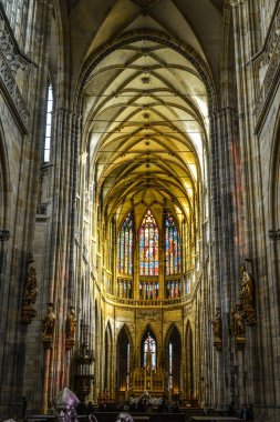 Prag, Çek - 26 Ekim 2018. St. Vitus Katedrali Prag Kalesi içinde iç. En büyük ve en önemli tapınağın çek Katedral olduğunu.