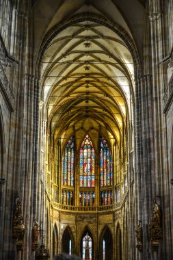 Prag, Çek - 26 Ekim 2018. St. Vitus Katedrali Prag Kalesi içinde iç. En büyük ve en önemli tapınağın çek Katedral olduğunu.