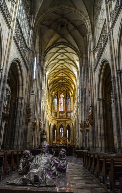 Prag, Çek - 26 Ekim 2018. St. Vitus Katedrali Prag Kalesi içinde iç. En büyük ve en önemli tapınağın çek Katedral olduğunu.