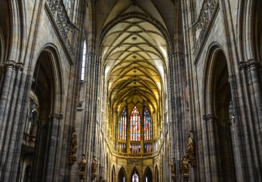 Prag, Çek - 26 Ekim 2018. St. Vitus Katedrali Prag Kalesi içinde iç. En büyük ve en önemli tapınağın çek Katedral olduğunu.