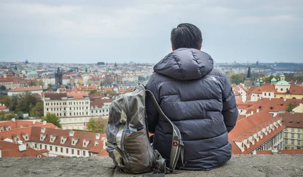 Prag Tschechisch Okt 2018 Asiatischer Junger Mann Sitzt Auf Der — Stockfoto