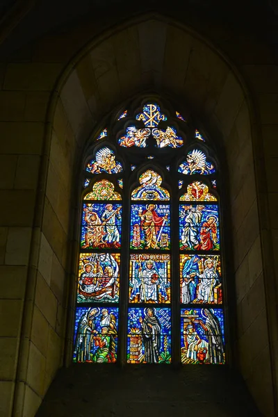 Praga Czeska Października 2018 Kolorowe Witraże Vitus Cathedral Zamku Praskiego — Zdjęcie stockowe