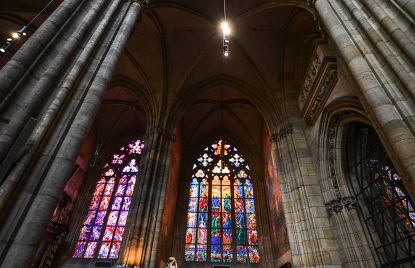 Prag, Çek - 26 Ekim 2018. St. Vitus Katedrali Prag Kalesi, renkli vitray pencereler. En büyük ve en önemli tapınağın çek Katedral olduğunu.