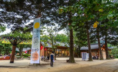 Nami, Güney Kore - 14 Eylül 2016. Nami Adası, Kore Mağazalar. Nami (Namiseom) Chuncheon içinde yer alan bir küçük yarım ay şeklinde adadır.