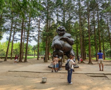 Nami, Güney Kore - 14 Eylül 2016. Anne ve çocuk namı Adası, Kore heykeli. Nami (Namiseom) Chuncheon içinde yer alan bir küçük yarım ay şeklinde adadır.