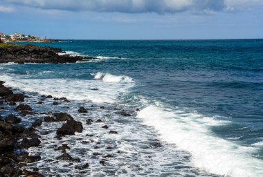 Güzel deniz Jeju Adası, Güney Kore. Jeju Adası Asya'nın en sevilen seyahat hedefleri biridir.