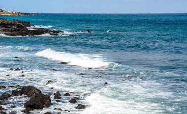 Güzel deniz Jeju Adası, Güney Kore. Jeju Adası Asya'nın en sevilen seyahat hedefleri biridir.