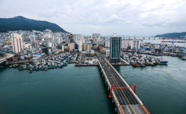 Busan, Güney Kore - Eyl 18, 2016. Cityscape Busan, g. Kore ile havadan görünümü Yeongdodaegyo Köprüsü'nün. Busan ikinci ile meşgul liman şehridir.