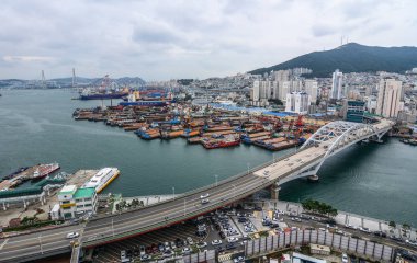 Busan, Güney Kore - Eyl 18, 2016. Cityscape Busan, g. Kore ile havadan görünümü Yeongdodaegyo Köprüsü'nün. Busan ikinci ile meşgul liman şehridir.