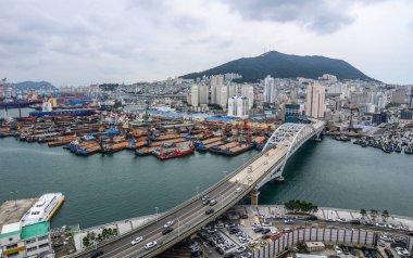 Busan, Güney Kore - Eyl 18, 2016. Cityscape Busan, g. Kore ile havadan görünümü Yeongdodaegyo Köprüsü'nün. Busan ikinci ile meşgul liman şehridir.