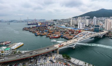 Busan, Güney Kore - Eyl 18, 2016. Cityscape Busan, g. Kore ile havadan görünümü Yeongdodaegyo Köprüsü'nün. Busan ikinci ile meşgul liman şehridir.