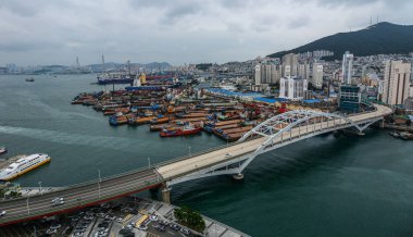 Busan, Güney Kore - Eyl 18, 2016. Cityscape Busan, g. Kore ile havadan görünümü Yeongdodaegyo Köprüsü'nün. Busan ikinci ile meşgul liman şehridir.