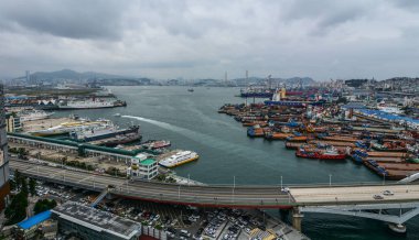 Busan, Güney Kore - Eyl 18, 2016. Cityscape Busan, g. Kore ile havadan görünümü Yeongdodaegyo Köprüsü'nün. Busan ikinci ile meşgul liman şehridir.