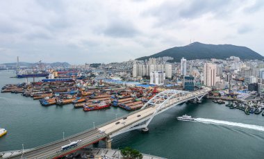 Busan, Güney Kore - Eyl 18, 2016. Cityscape Busan, g. Kore ile havadan görünümü Yeongdodaegyo Köprüsü'nün. Busan ikinci ile meşgul liman şehridir.