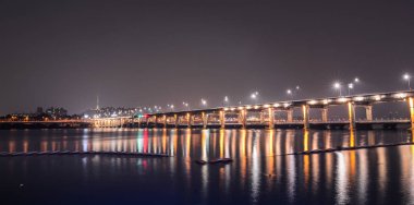 Seoul, Güney Kore - Eylül 16, 2016. Banpo köprü gökkuşağı çeşme Han Seul, Güney Kore'de geceleri aydınlatılan Nehri üzerinde.