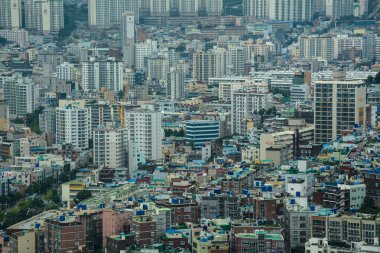 Busan, Güney Kore - Eyl 18, 2016. Busan, g. Kore'kıyısında havadan görünümü şehir merkezinin. Yağmurlu günde Busan kuleden güzel sahne.
