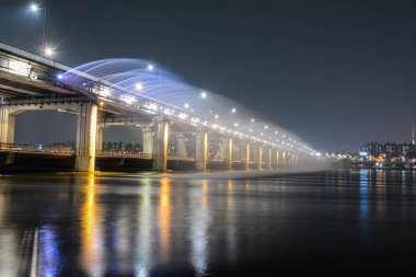 Seoul, Güney Kore - Eylül 16, 2016. Banpo köprü gökkuşağı çeşme Han Seul, Güney Kore'de geceleri aydınlatılan Nehri üzerinde.