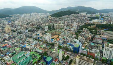 Busan, Güney Kore - Eyl 18, 2016. Busan, g. Kore'kıyısında havadan görünümü şehir merkezinin. Yağmurlu günde Busan kuleden güzel sahne.