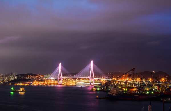 Пусан, Южная Корея - 18 Сен 2016. Ночной пейзаж моста Кванган в Пусане, Южная Корея. Пусан - второй по величине город в Корее, морской логистический хаб в Северо-Восточной Азии
.