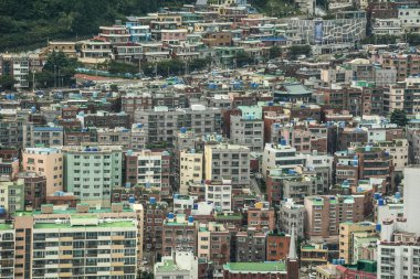 Busan, Güney Kore - Eyl 18, 2016. Busan, g. Kore'kıyısında havadan görünümü şehir merkezinin. Yağmurlu günde Busan kuleden güzel sahne.