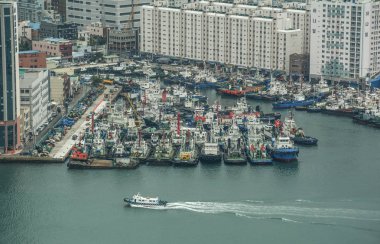 Busan, Güney Kore - Eyl 18, 2016. Busan, g. Kore'kıyısında havadan görünümü şehir merkezinin. Yağmurlu günde Busan kuleden güzel sahne.