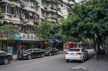 Chengdu, Çin - 20 Ağustos 2016. Chengdu, Çin'in sokak. Chengdu Batı (Chongqing ve Xian diğer ikisi olan Çin'deki üç en kalabalık şehirlerinden biridir).