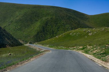 Dağ manzarası Garze Tibet Özerk Bölgesi, Sichuan, Çin.