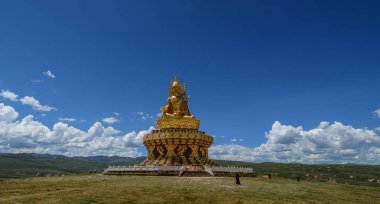 Sichuan, Çin - 18 Ağustos 2016. Big Buddha Garze Tibet, Sichuan, Çin. Tibet Budizmi, tarihsel olarak Garze uygulanan baskın din olduğunu.