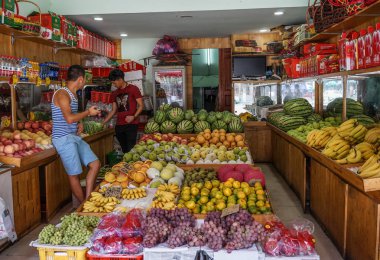 Chengdu, Çin - 20 Ağustos 2016. Chengdu, Çin için meyve deposu. Chengdu Batı (Chongqing ve Xian diğer ikisi olan Çin'deki üç en kalabalık şehirlerinden biridir).