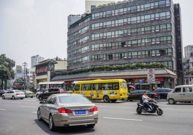 Chengdu, Çin - 20 Ağustos 2016. Chengdu, Çin'in sokak. Chengdu Batı (Chongqing ve Xian diğer ikisi olan Çin'deki üç en kalabalık şehirlerinden biridir).
