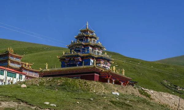 2016 甘孜チベット語で Yarchen ガーの黄金の仏舎利塔 Yarchen ガーは修道士および尼僧 10000 以上の信者との最大の集会の一つ — ストック写真