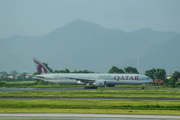 Hanoi Vietnam Aug 2016 Boeing 777 300Er Airplane Qatar Airways — Stock Photo, Image