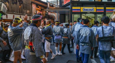 Tokyo, Japonya - 20 Mayıs 2017. Mikoshi Matsuri Festivali Tokyo, Japonya'da alay. Mikoshi Matsuri üç büyük Shinto festivaller Tokyo biridir.