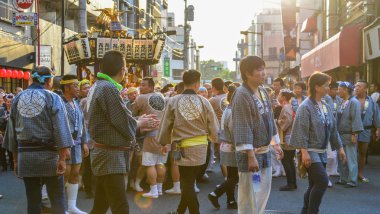 Tokyo, Japonya - 20 Mayıs 2017. Mikoshi Matsuri Festivali Tokyo, Japonya'da alay. Mikoshi Matsuri üç büyük Shinto festivaller Tokyo biridir.