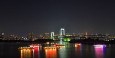 Tokyo Körfezi (Japonya) gece sahne. Tokyo Körfezi bölgesi hem de en kalabalık ve en büyük sanayileşmiş Japonya'da alandır.