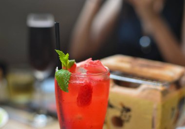 Restoranda üstüne nane ile çilekli soda.