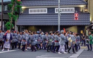 Tokyo, Japonya - 20 Mayıs 2017. Mikoshi Matsuri Festivali Tokyo, Japonya'da alay. Mikoshi Matsuri üç büyük Shinto festivaller Tokyo biridir.