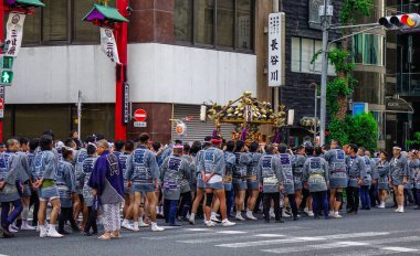 Tokyo, Japonya - 20 Mayıs 2017. Mikoshi Matsuri Festivali Tokyo, Japonya'da alay. Mikoshi Matsuri üç büyük Shinto festivaller Tokyo biridir.