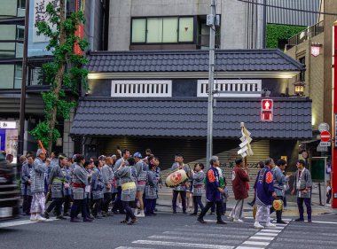Tokyo, Japonya - 20 Mayıs 2017. Mikoshi Matsuri Festivali Tokyo, Japonya'da alay. Mikoshi Matsuri üç büyük Shinto festivaller Tokyo biridir.