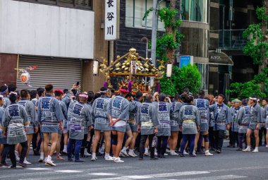 Tokyo, Japonya - 20 Mayıs 2017. Mikoshi Matsuri Festivali Tokyo, Japonya'da alay. Mikoshi Matsuri üç büyük Shinto festivaller Tokyo biridir.