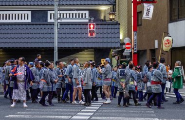 Tokyo, Japonya - 20 Mayıs 2017. Mikoshi Matsuri Festivali Tokyo, Japonya'da alay. Mikoshi Matsuri üç büyük Shinto festivaller Tokyo biridir.
