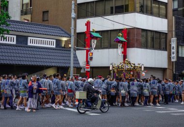 Tokyo, Japonya - 20 Mayıs 2017. Mikoshi Matsuri Festivali Tokyo, Japonya'da alay. Mikoshi Matsuri üç büyük Shinto festivaller Tokyo biridir.