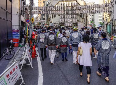 Tokyo, Japonya - 20 Mayıs 2017. Mikoshi Matsuri Festivali Tokyo, Japonya'da alay. Mikoshi Matsuri üç büyük Shinto festivaller Tokyo biridir.