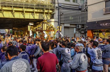 Tokyo, Japonya - 20 Mayıs 2017. Mikoshi Matsuri Festivali Tokyo, Japonya'da alay. Mikoshi Matsuri üç büyük Shinto festivaller Tokyo biridir.