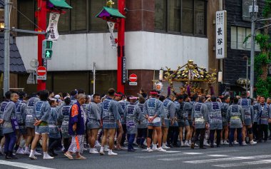Tokyo, Japonya - 20 Mayıs 2017. Mikoshi Matsuri Festivali Tokyo, Japonya'da alay. Mikoshi Matsuri üç büyük Shinto festivaller Tokyo biridir.
