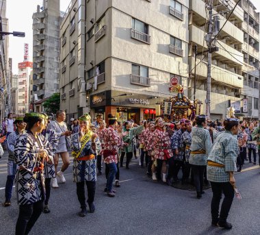 Tokyo, Japonya - 20 Mayıs 2017. Mikoshi Matsuri Festivali Tokyo, Japonya'da alay. Mikoshi Matsuri üç büyük Shinto festivaller Tokyo biridir.