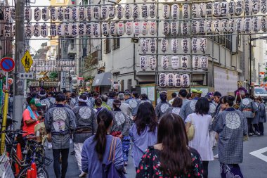 Tokyo, Japonya - 20 Mayıs 2017. Mikoshi Matsuri Festivali Tokyo, Japonya'da alay. Mikoshi Matsuri üç büyük Shinto festivaller Tokyo biridir.