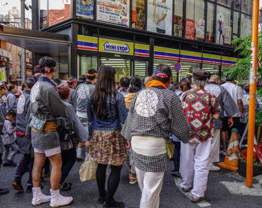 Tokyo, Japonya - 20 Mayıs 2017. Mikoshi Matsuri Festivali Tokyo, Japonya'da alay. Mikoshi Matsuri üç büyük Shinto festivaller Tokyo biridir.